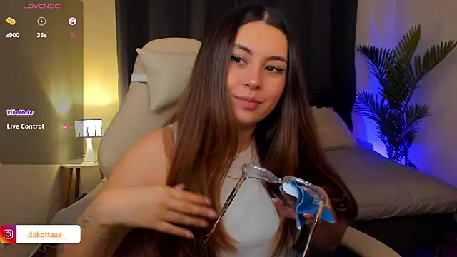 dakottaa  online show from 12/17/25, 12:26