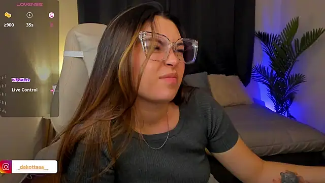 dakottaa  online show from 12/15/25, 11:42