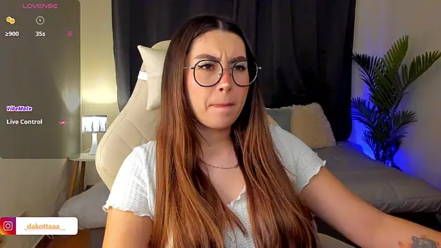 dakottaa  online show from 10/09/25, 11:05