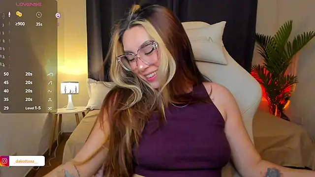dakottaa  online show from 07/08/26, 11:38