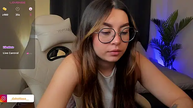 dakottaa  online show from 11/24/25, 11:49