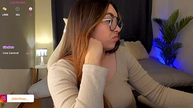 dakottaa  online show from 10/21/25, 11:37