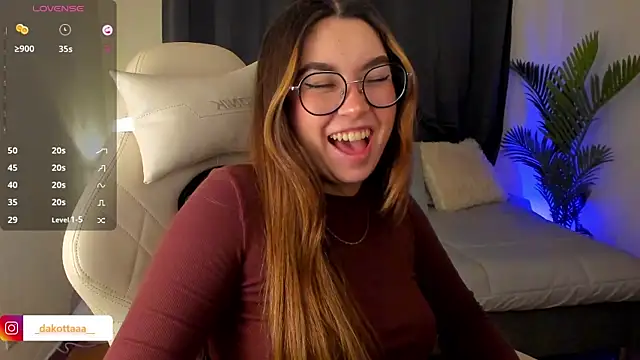 dakottaa  online show from 11/07/25, 11:41