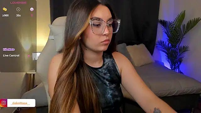 dakottaa  online show from 11/23/25, 12:20