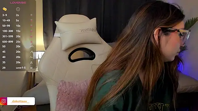 dakottaa  online show from 11/28/25, 11:38