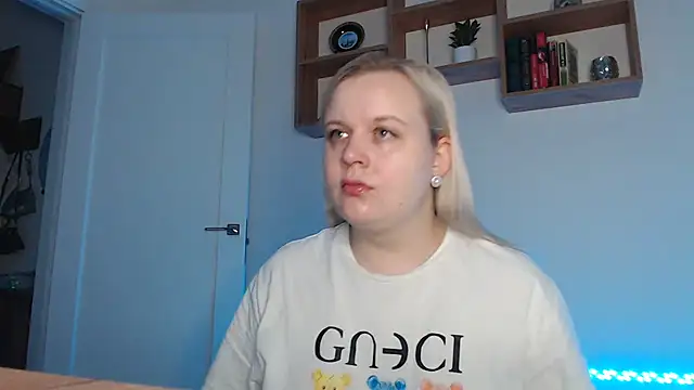 Snapshot of Karolina_love_ chatting on 10/26/25, 11:10 Karolina love online show from 10/26/25, 11:10