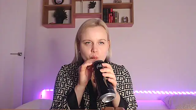 Snapshot of Karolina_love_ chatting on 10/25/25, 05:24 Karolina love online show from 10/25/25, 05:24