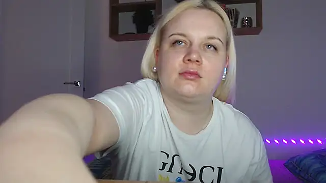 Snapshot of Karolina_love_ chatting on 02/17/26, 01:03 Karolina love online show from 02/17/26, 01:03