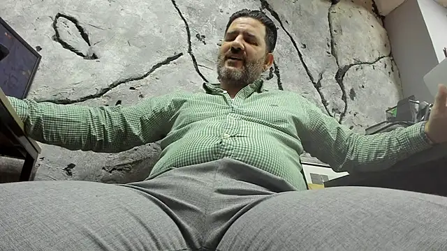 Snapshot of Maxi_TheBigDaddy chatting on 10/21/25, 11:42 Maxi TheBigDaddy online show from 10/21/25, 11:42