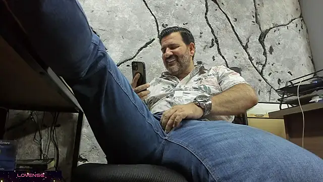 Snapshot of Maxi_TheBigDaddy chatting on 10/01/25, 09:07 Maxi TheBigDaddy online show from 10/01/25, 09:07