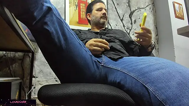 Snapshot of Maxi_TheBigDaddy chatting on 12/17/25, 11:48 Maxi TheBigDaddy online show from 12/17/25, 11:48