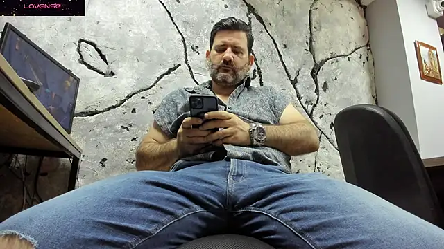 Snapshot of Maxi_TheBigDaddy chatting on 09/20/25, 02:44 Maxi TheBigDaddy online show from 09/20/25, 02:44