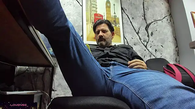 Snapshot of Maxi_TheBigDaddy chatting on 12/18/25, 12:05 Maxi TheBigDaddy online show from 12/18/25, 12:05