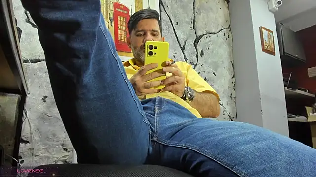 Snapshot of Maxi_TheBigDaddy chatting on 02/18/26, 01:18 Maxi TheBigDaddy online show from 02/18/26, 01:18