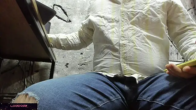 Snapshot of Maxi_TheBigDaddy chatting on 10/12/25, 01:23 Maxi TheBigDaddy online show from 10/12/25, 01:23