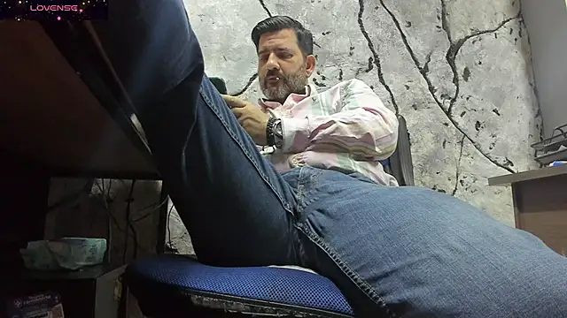 Snapshot of Maxi_TheBigDaddy chatting on 09/11/25, 12:05 Maxi TheBigDaddy online show from 09/11/25, 12:05