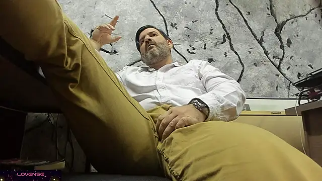 Snapshot of Maxi_TheBigDaddy chatting on 10/03/25, 06:42 Maxi TheBigDaddy online show from 10/03/25, 06:42