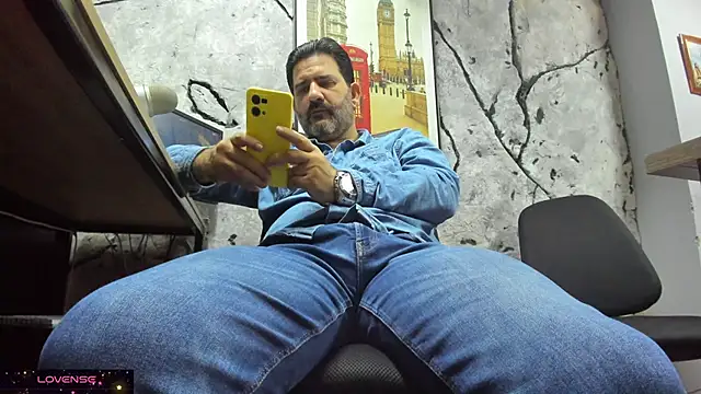 Snapshot of Maxi_TheBigDaddy chatting on 12/16/25, 03:38 Maxi TheBigDaddy online show from 12/16/25, 03:38