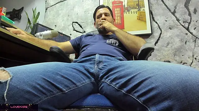 Snapshot of Maxi_TheBigDaddy chatting on 11/25/25, 05:02 Maxi TheBigDaddy online show from 11/25/25, 05:02