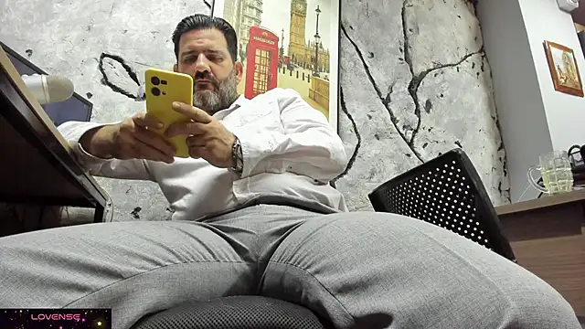 Snapshot of Maxi_TheBigDaddy chatting on 10/31/25, 11:18 Maxi TheBigDaddy online show from 10/31/25, 11:18