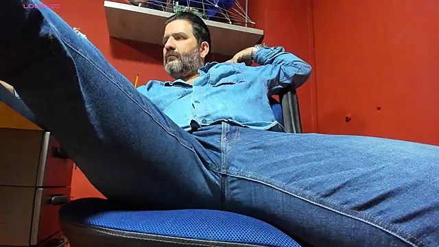 Snapshot of Maxi_TheBigDaddy chatting on 03/17/25, 12:25 Maxi TheBigDaddy online show from 03/17/25, 12:25