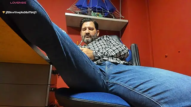 Snapshot of Maxi_TheBigDaddy chatting on 03/18/25, 03:12 Maxi TheBigDaddy online show from 03/18/25, 03:12