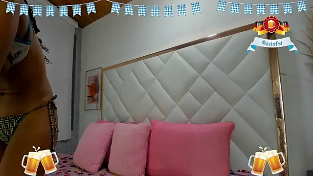 Snapshot of EmiliBonnie chatting on 09/25/25, 12:05 EmiliBonnie online show from 09/25/25, 12:05