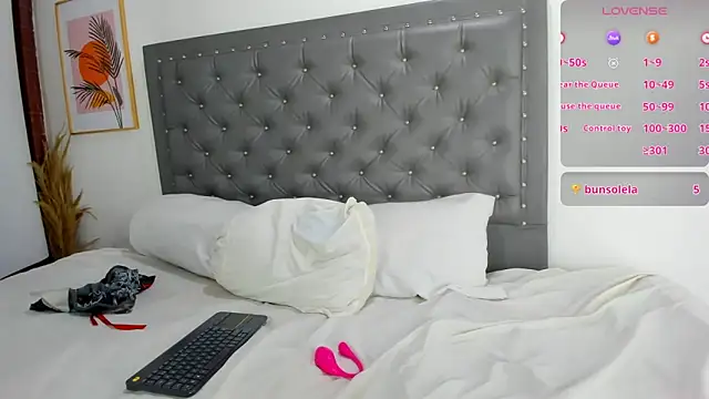 Snapshot of EmiliBonnie chatting on 02/28/25, 03:04 EmiliBonnie online show from 02/28/25, 03:04