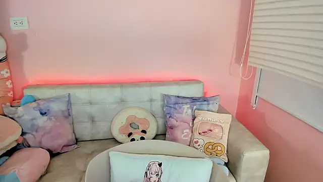 tinysara online show from 04/12/26, 04:10