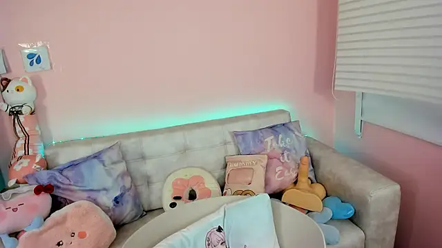 tinysara online show from 11/14/25, 04:32