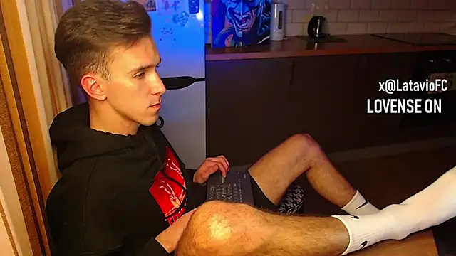 Snapshot of Midnighter_ chatting on 10/29/25, 01:15 Midnighter  online show from 10/29/25, 01:15