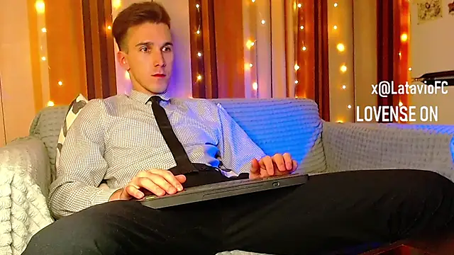 Snapshot of Midnighter_ chatting on 12/21/25, 10:54 Midnighter online show from 12/21/25, 10:54