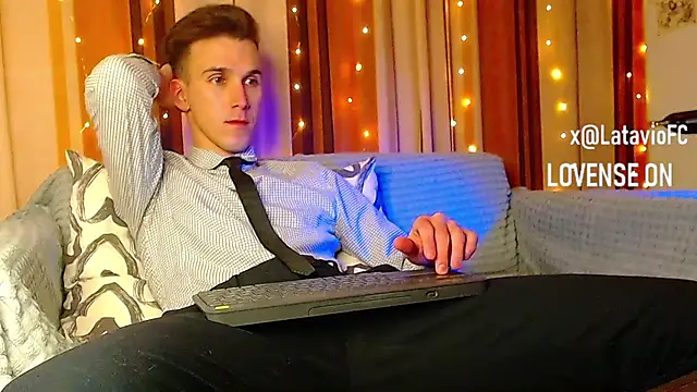 Snapshot of Midnighter_ chatting on 12/23/25, 12:43 Midnighter online show from 12/23/25, 12:43