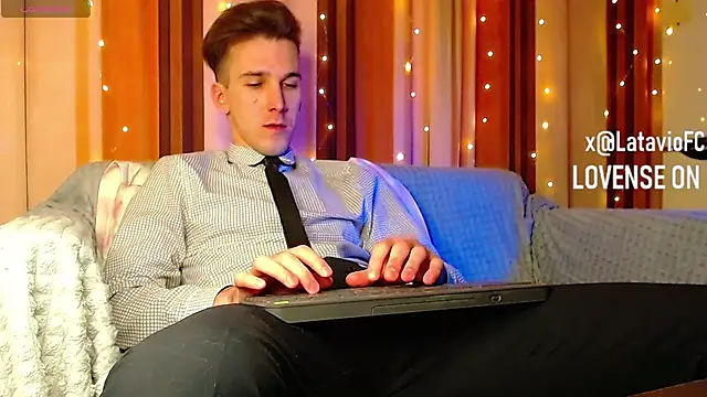 Snapshot of Midnighter_ chatting on 02/05/26, 02:02 Midnighter online show from 02/05/26, 02:02