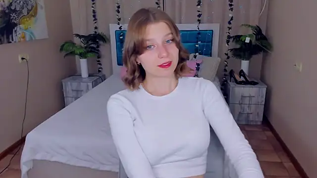 Snapshot of RinaMoore chatting on 09/17/25, 02:52 RinaMoore online show from 09/17/25, 02:52