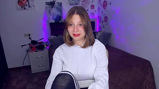 Snapshot of RinaMoore chatting on 11/05/25, 02:53 RinaMoore online show from 11/05/25, 02:53