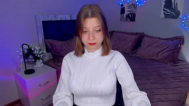 Snapshot of RinaMoore chatting on 10/10/25, 03:24 RinaMoore online show from 10/10/25, 03:24