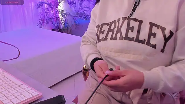 scarlet miller1 online show from 11/11/25, 12:33