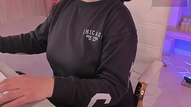 scarlet miller1 online show from 11/07/25, 12:10