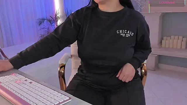 scarlet miller1 online show from 11/12/25, 11:47