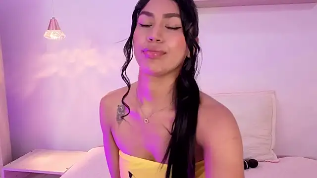 Caroliina Saenz online show from 11/24/25, 07:14