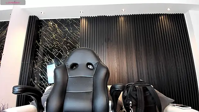 Snapshot of charlottewhitte chatting on 10/21/25, 11:42 charlottewhitte online show from 10/21/25, 11:42