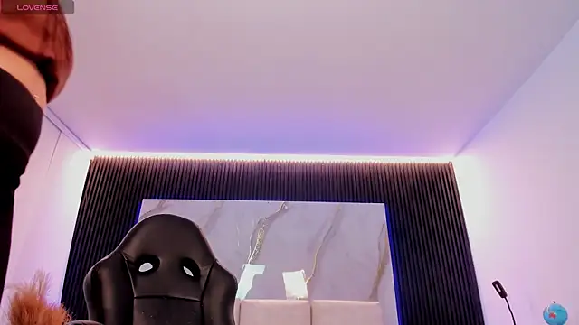 charlottewhitte online show from 04/17/26, 11:57