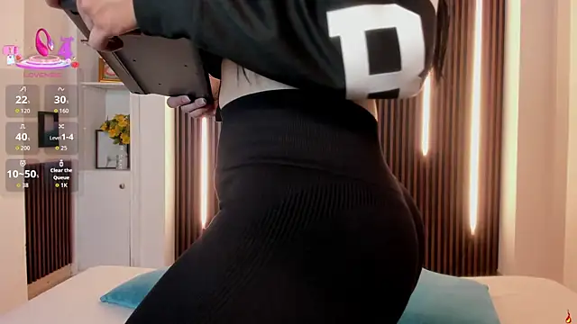 Snapshot of charlottewhitte chatting on 09/21/25, 12:21 charlottewhitte online show from 09/21/25, 12:21