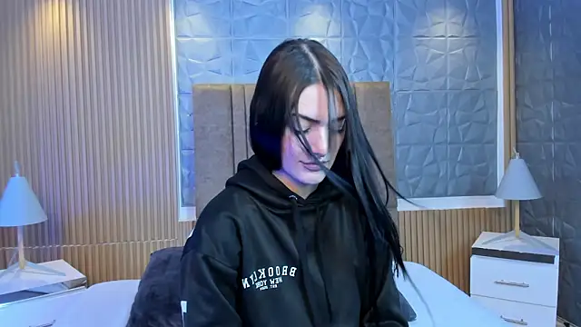 Snapshot of charlottewhitte chatting on 12/15/25, 02:23 charlottewhitte online show from 12/15/25, 02:23