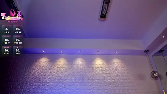 Snapshot of charlottewhitte chatting on 09/14/25, 12:05 charlottewhitte online show from 09/14/25, 12:05