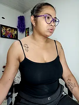 Snapshot of chalohott chatting on 10/18/25, 06:59 chalohott online show from 10/18/25, 06:59