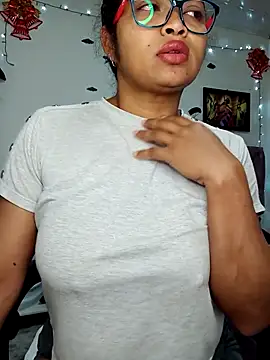 Snapshot of chalohott chatting on 12/15/25, 10:10 chalohott online show from 12/15/25, 10:10