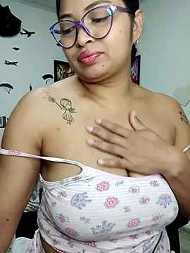 Snapshot of chalohott chatting on 10/21/25, 10:36 chalohott online show from 10/21/25, 10:36