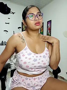 Snapshot of chalohott chatting on 10/22/25, 09:42 chalohott online show from 10/22/25, 09:42